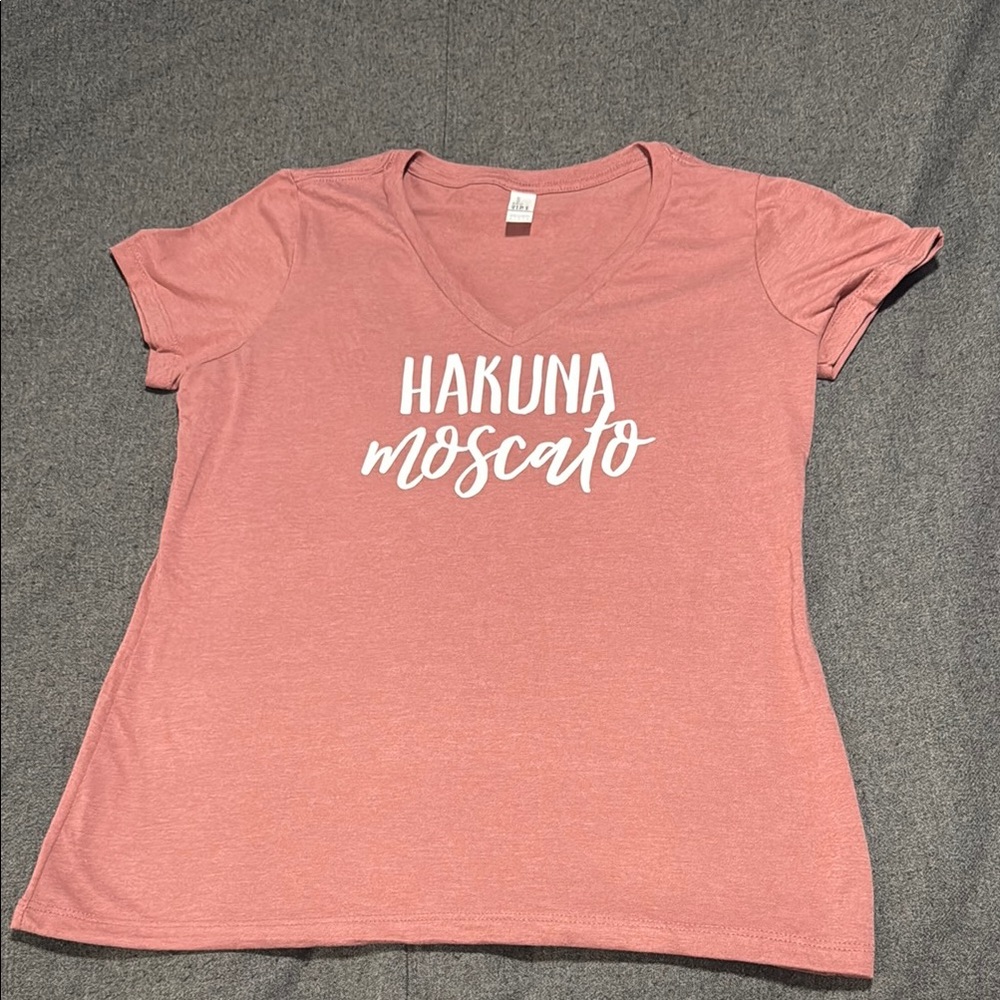Hakuna Moscato wine shirt, NWOT, L